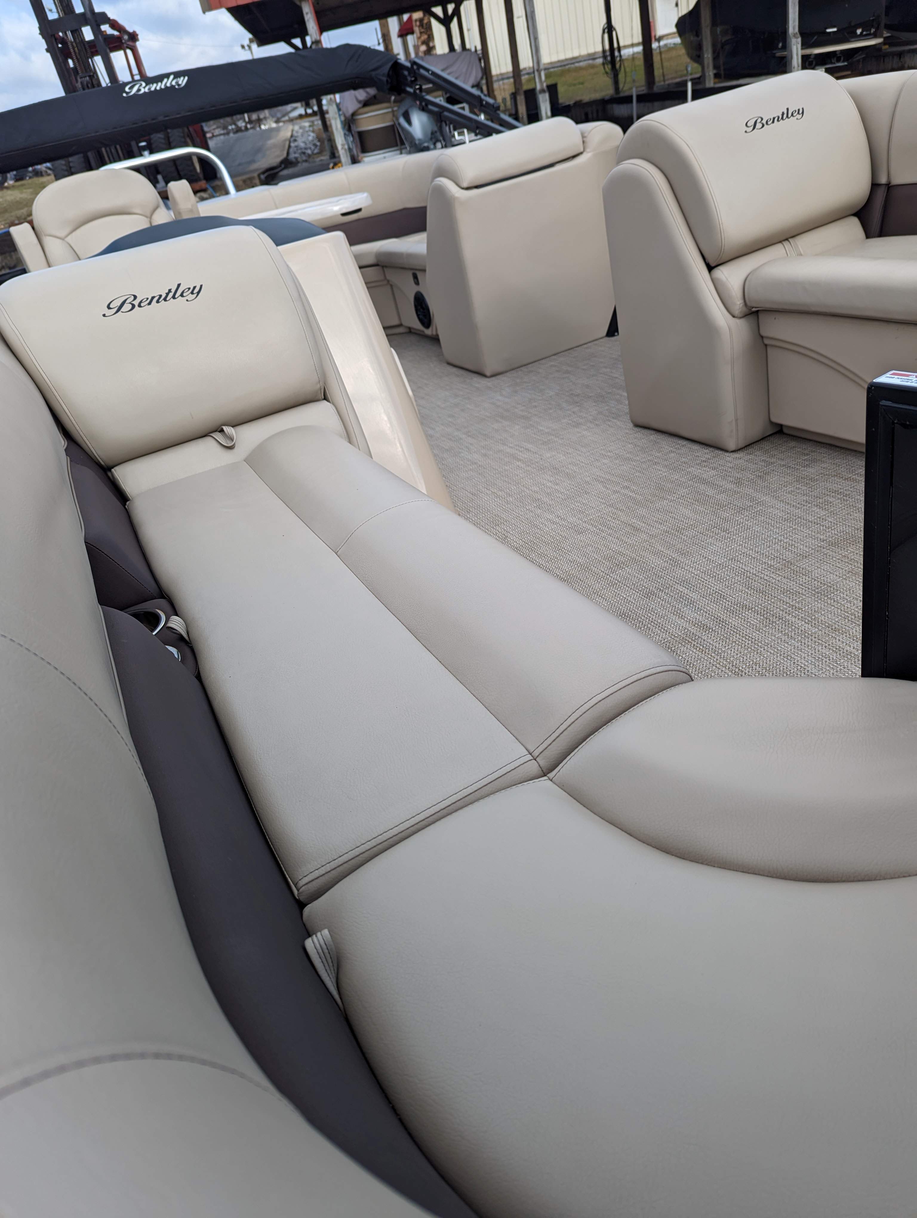 2023 White Bentley Legacy Cruise 24ft. For RENT Guntersville AL